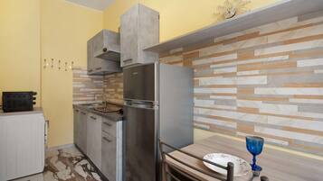 Køleskab, ovn, kogeplade, kaffe-/temaskine