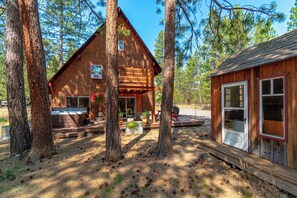 Terrace/patio - Juniper & Pine • Barrel Sauna + Hot Tub • Sisters, Oregon (Sisters)