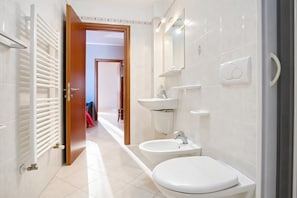A modern bathroom with a toilet, bidet, and sink. - Casa Limoncino - Villa Mapa with Sea View, Wi-Fi and Air Conditioning (Unknown)