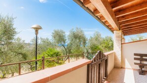 A balcony with a view of olive trees and a clear sky. - Casa Limoncino - Villa Mapa with Sea View, Wi-Fi and Air Conditioning (Unknown)