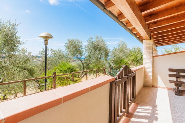 A balcony with a view of olive trees and a clear sky. - Casa Limoncino - Villa Mapa with Sea View, Wi-Fi and Air Conditioning (Unknown)