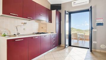 Kühlschrank, Herdplatte, Kochgeschirr/Geschirr/Besteck