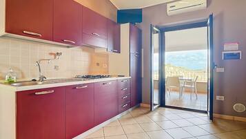 Frigorifero, piano cottura, pentole/stoviglie/utensili