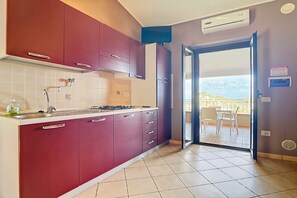 Refrigerador, parrilla de estufa y utensilios de cocina 