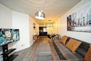 Economy Studio Suite | Living area | Smart TV, streaming services