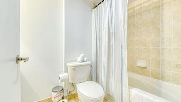Combined shower/tub, free toiletries, hair dryer, towels