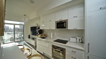 Standard Suite | Private kitchen | Coffee/tea maker, electric kettle, toaster, paper towels