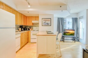 Smart TV, streaming services - The Pantages Suite (Toronto)