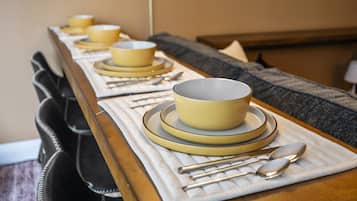 Luxury Studio, 1 Queen Bed with Sofa bed | Dining room