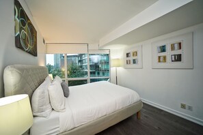 Economy Studio Suite | Iron/ironing board, free WiFi, bed sheets - The Pantages Suite (Toronto)