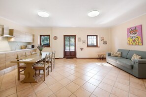 Dining - Apartment 'Mono Garden Colombare Teboi' with Mountain View, Wi-Fi and Air Conditioning (Lazise)