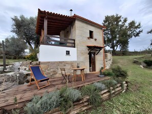 Outdoor dining - Country House 'Quinta Dos Mascarenhas' with Mountain View and Air Conditioning (Oliveira do Hospital)