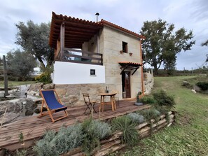 Outdoor dining - Country House 'Quinta Dos Mascarenhas' with Mountain View and Air Conditioning (Oliveira do Hospital)