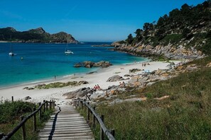 بالقرب من الشاطئ