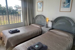 2 室のベッドルーム、アイロン / アイロン台、旅行用ベビーベッド、WiFi (無料)