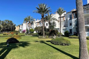 Property grounds - Beachside Apartment in Hacienda Beach (Estepona)