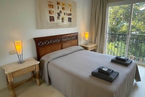 2 bedrooms, iron/ironing board, travel crib, free WiFi