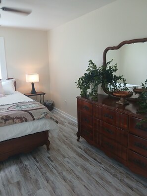 2 slaapkamers, een strijkplank/strijkijzer, gratis wifi, beddengoed