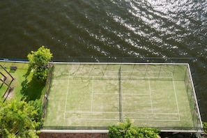 Sports court - 24th Level Stuning Ocean Views with Heaitng, Aircon & 2 Pools (surfers paradise)