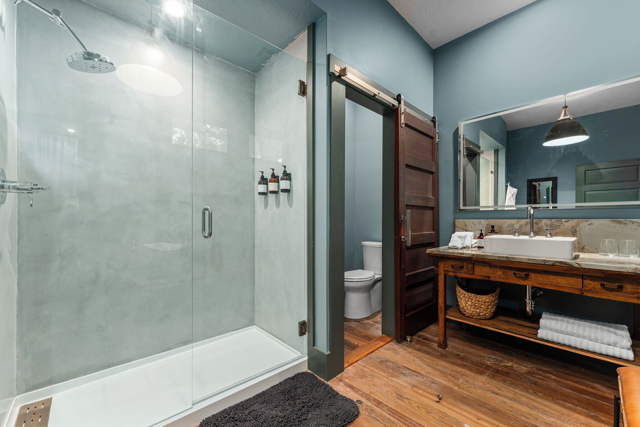 Dusj, håndklær, såpe og sjampo