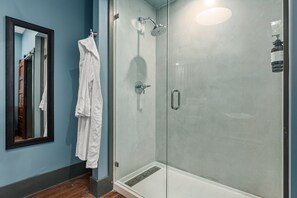 Dusche, Handtücher, Seife, Shampoo