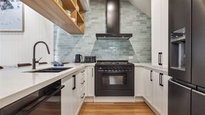 冷蔵庫、電子レンジ、オーブン、コンロ