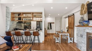 Fridge, microwave, oven, stovetop - Ice 3 a stylish ski chalet steps from the slopes (Thredbo)