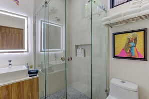 Een douche, een haardroger, handdoeken