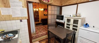 AnNam Stay NEW HOTARUGAIKE: 15 minute walk to Osaka Airport (Itami Airport)! 15 minutes to Umeda by train! Two-story, one-group townhouse.