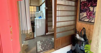 AnNam Stay NEW HOTARUGAIKE: 15 minute walk to Osaka Airport (Itami Airport)! 15 minutes to Umeda by train! Two-story, one-group townhouse.