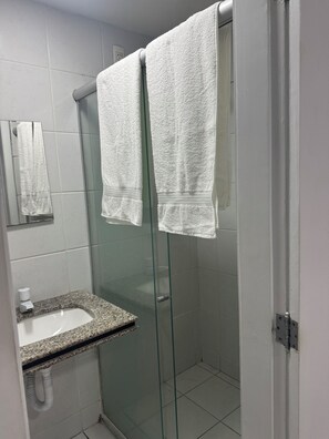 Douche, sèche-cheveux, serviettes fournies, papier toilette