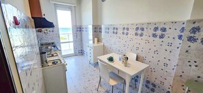 Kühlschrank, Ofen, Wasserkocher mit Kaffee-/Teezubehör