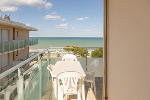 Outdoor dining - Frontemare Bilo. Casoni House (Marcelli)