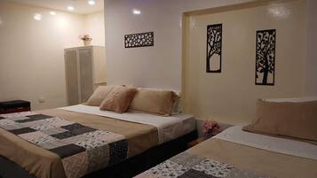 Familjerum - balkong - utsikt mot parken | Strykjärn/strykbräda och gratis wi-fi