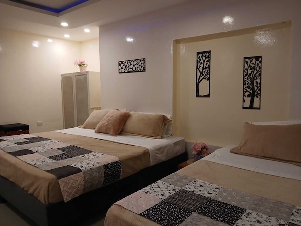 Habitación familiar, balcón, vistas al parque | Tabla de planchar con plancha y wifi gratis