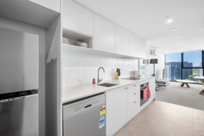 Fridge, oven, stovetop, dishwasher