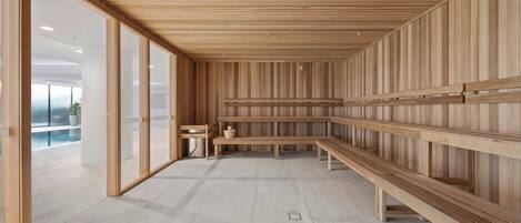 Un sauna avec des bancs en bois et un sol carrelé.