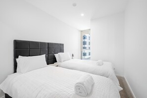 2 soverom, skrivebord, strykejern/-brett og wi-fi