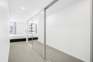 2 Schlafzimmer, Schreibtisch, Bügeleisen/Bügelbrett, WLAN