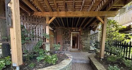 Stylish unit in Victorian house located on South Park Street. Private Garden.