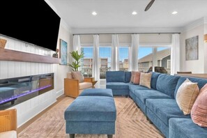 Smart TV, chimenea, videojuegos y libros