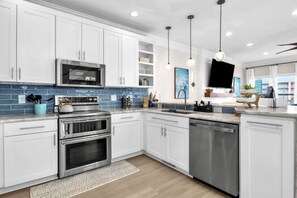 Køleskab, mikrobølgeovn, ovn, kogeplade