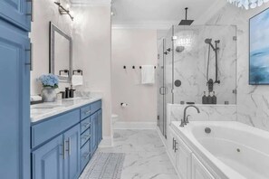 Douche, sĂšche-cheveux, serviettes fournies, shampoing