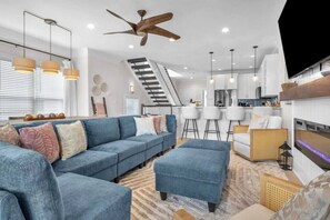 Smart-TV, Kamin, Videospiele, Bücher