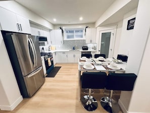 Frigorífico, microondas, horno y placa de cocina