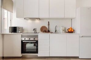 Een koelkast, een magnetron, een oven, een kookplaat