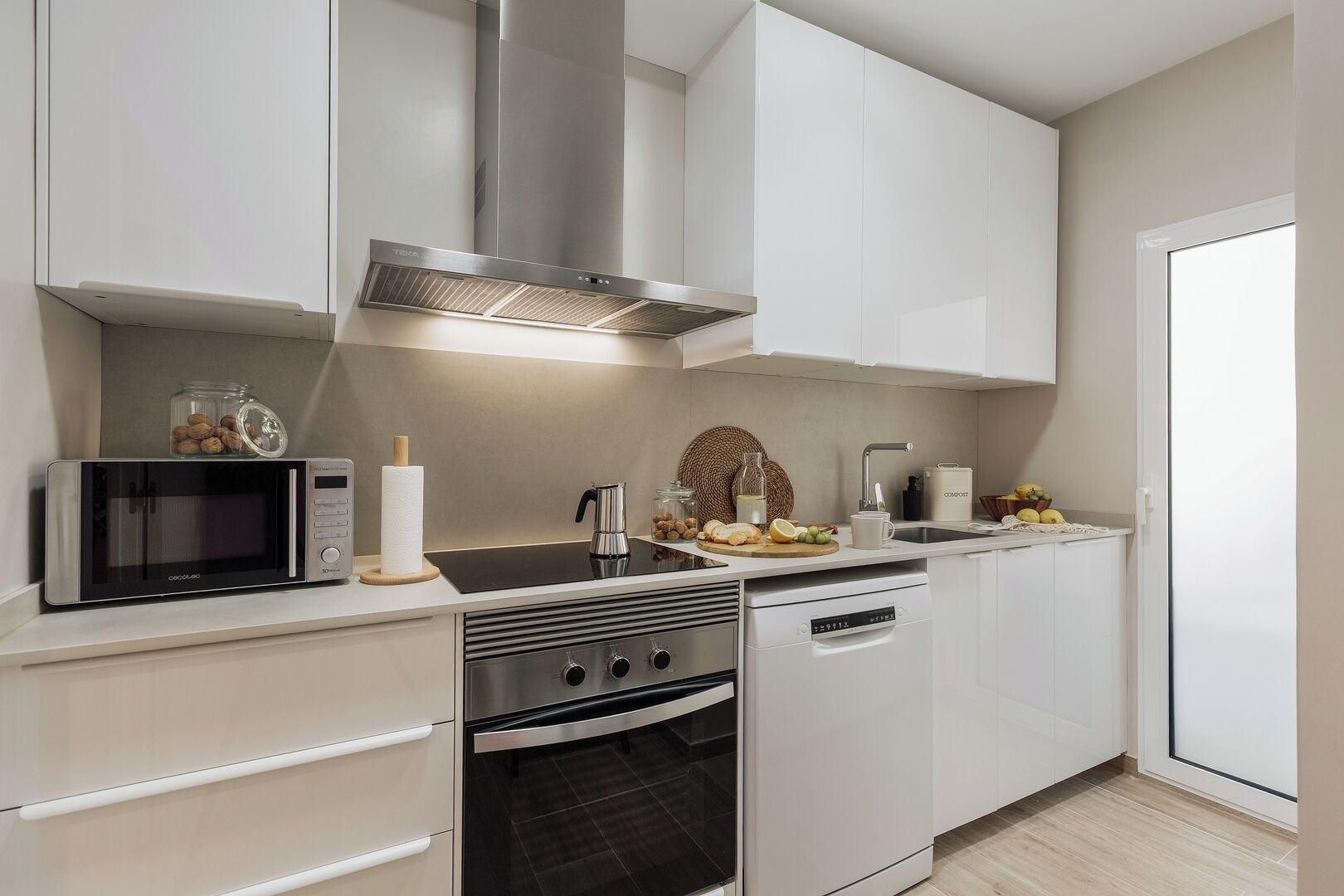 ثلاجة، ميكروويف، فرن، موقد طهي مسطح