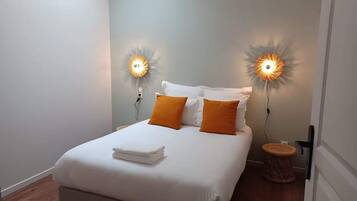 6 slaapkamers, een bureau, een strijkplank/strijkijzer, beddengoed