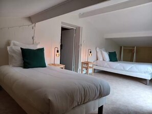6 bedrooms, desk, iron/ironing board, bed sheets