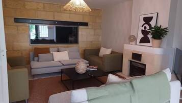 TV connectée, lecteur de DVD, livres